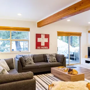In Out, Great Location, Free Shuttle Bus , Whistler Canada